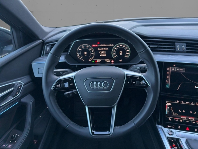 Q8 S line 55 e-tron quattro 300 kW+Assi Tour+Hud