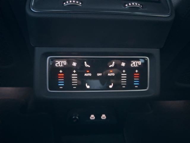 Q8 S line 55 e-tron quattro 300 kW+Assi Tour+Hud