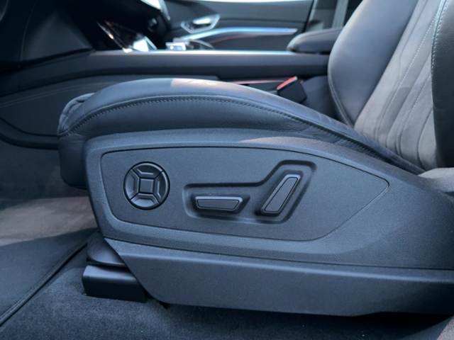 Q8 S line 55 e-tron quattro 300 kW+Assi Tour+Hud