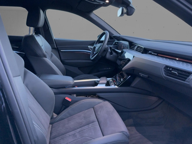 Q8 S line 55 e-tron quattro 300 kW+Assi Tour+Hud