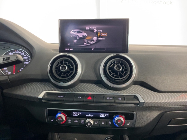 Q2 40 TFSI Quattro S-Line+Navi+Led+Kamera+Ambien